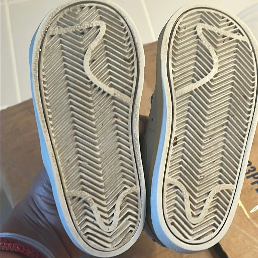 Nike Purple and White Sneakers with Classic Design - Picture 7 of 8